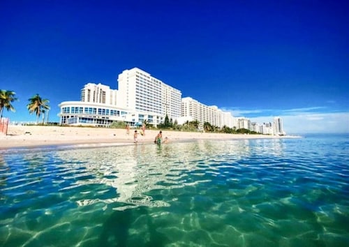 Castle 1527 Studio Balcony with Oceanfront, Pools, Free Parking and Direct Beach Access