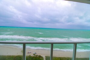 Interior - Castle PH2 Penthouse, Balcony, Stunning Views, Pool access, Gym, Tennis and Free Valet Parking! (Miami Beach)
