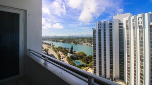 A high-rise building with a view of a river and a tennis court. - Castle Ph12 Bay View Penthouse, Pool, Gym and Beach Access, and Free valet parking! (Miami Beach)