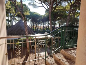 Property grounds - Holiday apartment in a four-family house in a pine forest (Eraclea Mare)