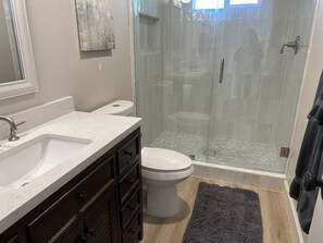 Douche, sĂšche-cheveux, serviettes fournies, savon