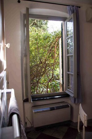 Ein Zimmer mit Fenster, Heizkörper und Stuhl.