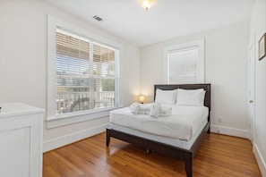 3 habitaciones, tabla de planchar con plancha, wifi y ropa de cama 