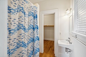 シャワー付き浴槽、ヘアドライヤー、タオル