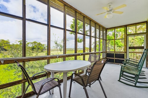 River View - Walk to town & beach! Cozy beach home with screen porch