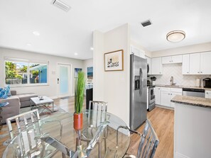 Interior - ~ Prime Location ~ Heated Pool ~ Beach + Nightlife ~ Great Neighborhood! (Pompano Beach)