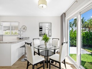 Dining - 8 Room Family Retreat ~ Prime Location ~ Heated Pool ~ 9 Min. Walk to Beach + Nightlife (Pompano Beach)