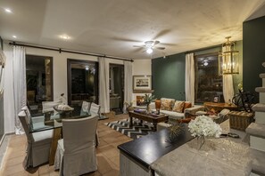 Casa exclusiva | Zona de estar | Una televisión de pantalla plana, Netflix, servicios de streaming