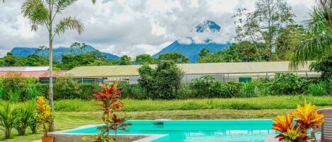 Una piscina al aire libre