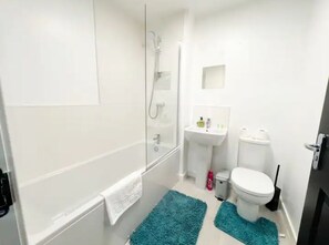 Een haardroger, handdoeken, zeep, shampoo
