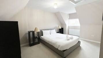 3 bedrooms, desk, iron/ironing board, free WiFi