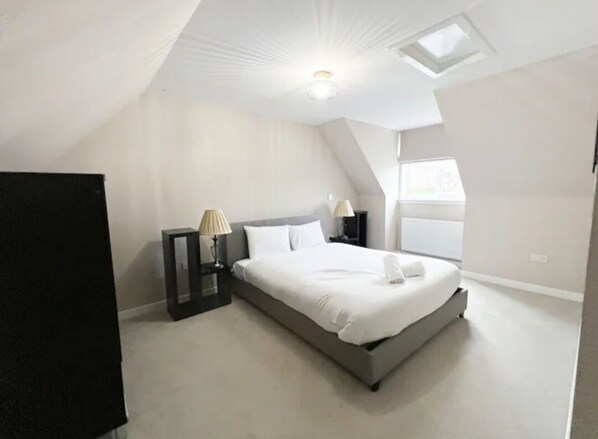 3 bedrooms, desk, iron/ironing board, free WiFi - Superb 3 Bed Home away from Home, 5 minutes from Glasgow Fort retail park (Glasgow)