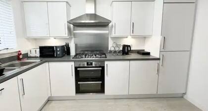 Superb 3 Bed Home away from Home, 5 minutes from Glasgow Fort retail park