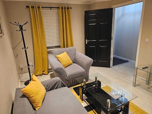 Superb 3 Bed Home away from Home, 5 minutes  from Glasgow Fort retail park