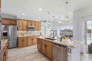 Kjøleskap, mikrobølgeovn, ovn og kokeplater