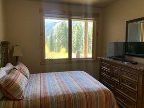 4 soverom, skrivebord, strykejern/-brett og reiseseng for barn