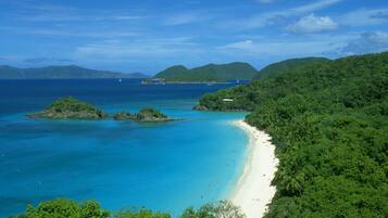 Aurinkotuoleja, rantapyyhkeitÀ