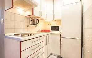 Refrigerador, microondas, parrilla de estufa y cafetera y tetera 