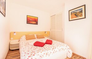 1 bedroom, internet, bed sheets