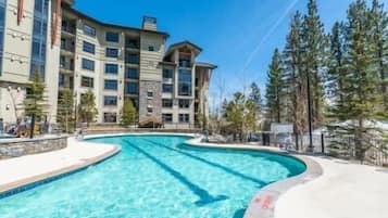 Een verwarmd zwembad