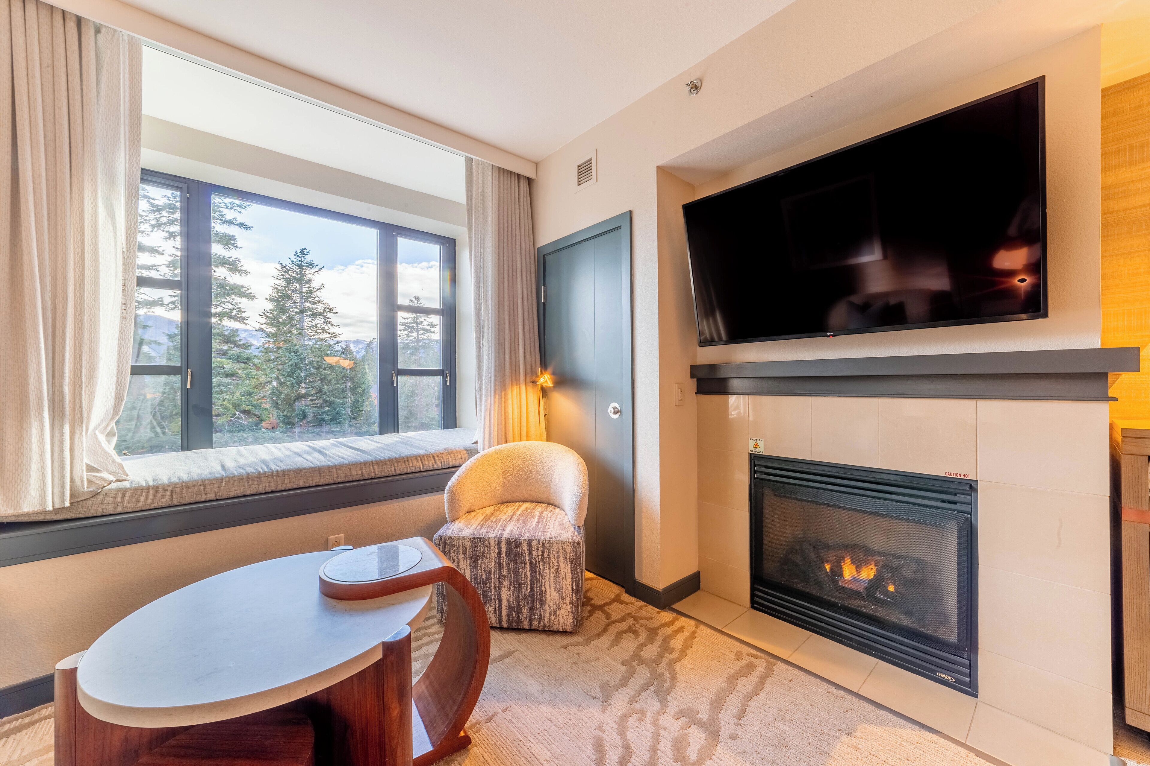 Een televisie en een open haard