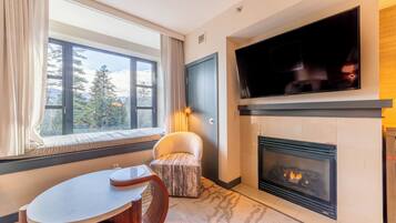 Een televisie en een open haard