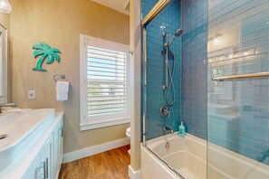 Combined shower/tub, towels
