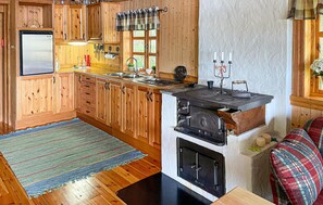 Refrigerador, parrilla de estufa y utensilios de cocina 