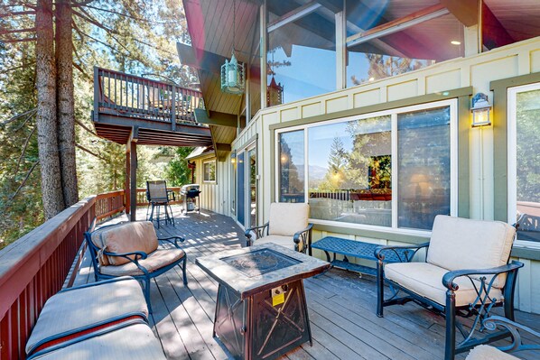 Terrace/patio - Secluded dog-friendly home with casita, deck, balcony, mountain views, & W/D (Lake Arrowhead)