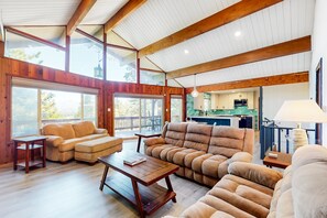 TV, books - Secluded dog-friendly home with casita, deck, balcony, mountain views, & W/D (Lake Arrowhead)