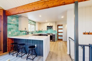 Fridge, microwave, oven, stovetop - Secluded dog-friendly home with casita, deck, balcony, mountain views, & W/D (Lake Arrowhead)