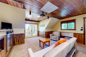 TV, books - Secluded dog-friendly home with casita, deck, balcony, mountain views, & W/D (Lake Arrowhead)