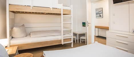 2 bedrooms, travel cot, free WiFi