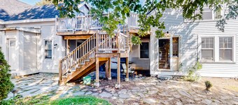 2-story apartment steps from the harbor & downtown