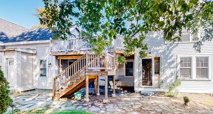 2-story apartment steps from the harbor & downtown