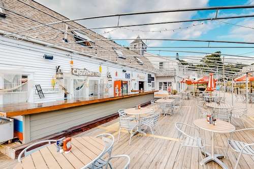 2-story apartment steps from the harbor & downtown