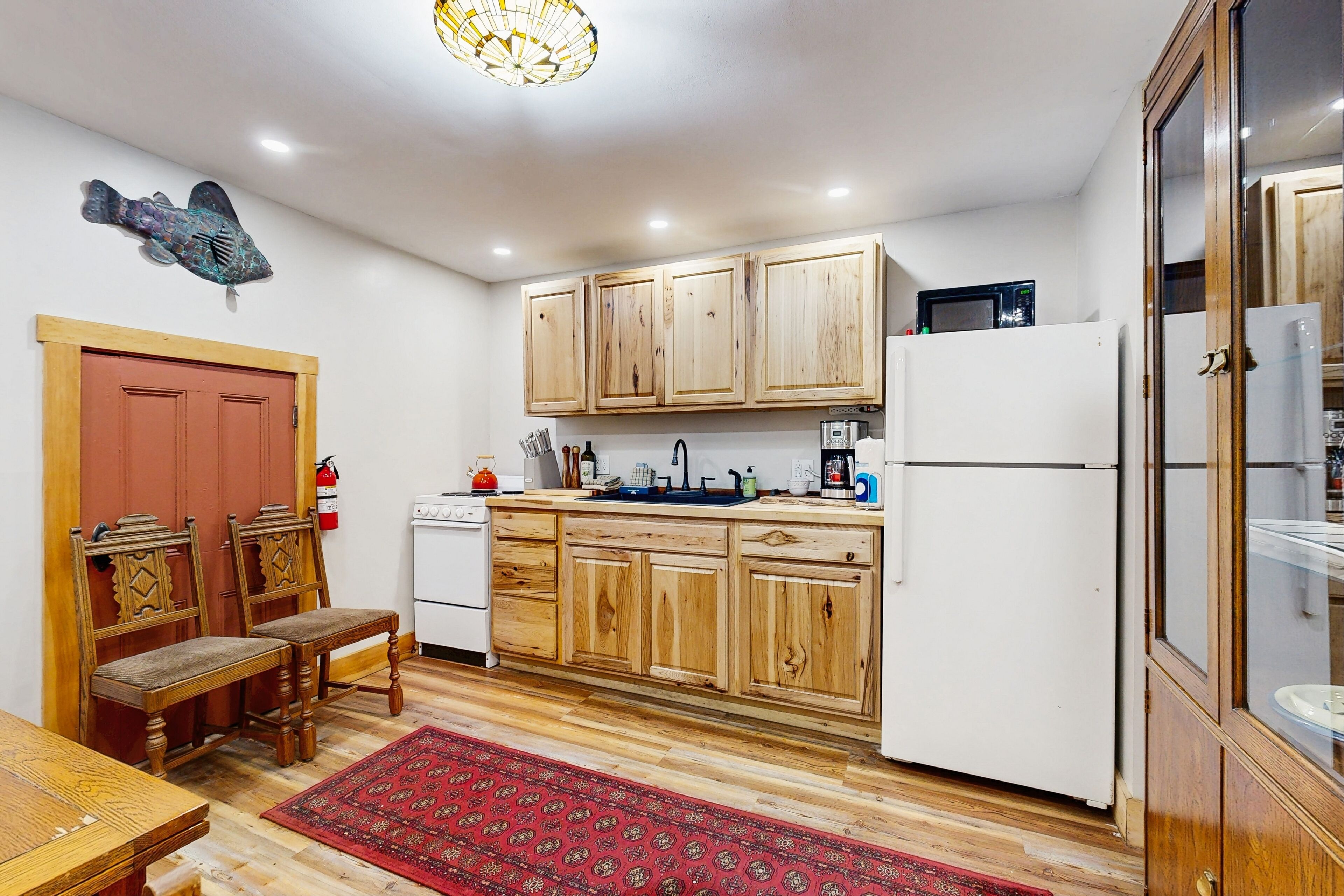 Jääkaappi, mikroaaltouuni, uuni, liesi