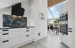Fridge, stovetop, dishwasher, coffee/tea maker - Lovely home in Ringkøbing with sauna (Ringkøbing)