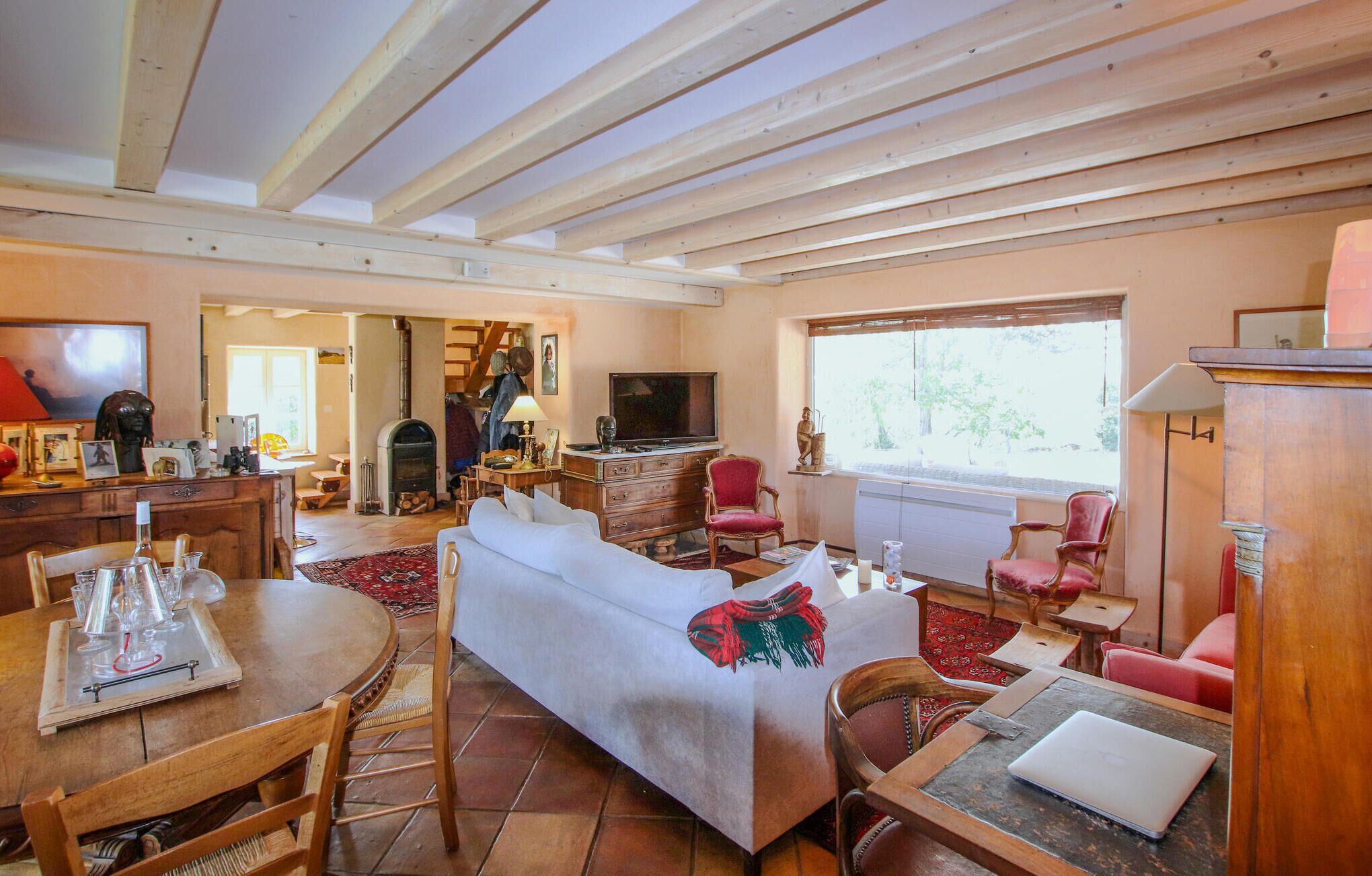 Smart TV, chimenea y estéreo 