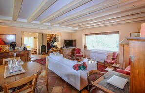 Smart-tv, een open haard en een stereo