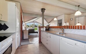 ثلاجة، موقد طهي مسطح، غسالة أطباق، ماكينة لصنع القهوة/الشاي