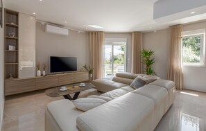 Una televisión, un futbolín, una mesa de tenis de mesa