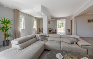 Una televisión, un futbolín, una mesa de tenis de mesa