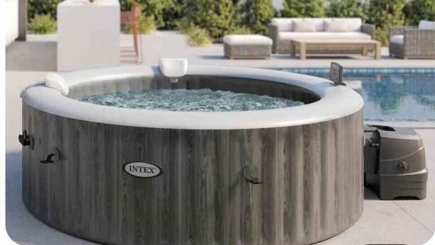 A hot tub with a wooden exterior and the brand name 'INTEX' visible. - Holiday home in a quiet location (Modica)