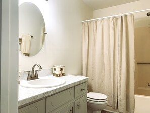 Haartrockner, Handtücher, Seife, Shampoo