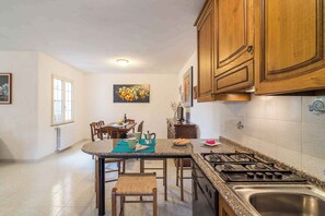 冷蔵庫、オーブン、コンロ