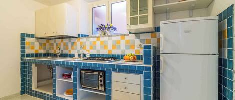 Réfrigérateur, four, plaque de cuisson