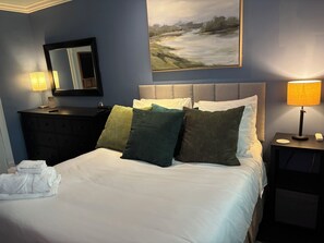 2 Schlafzimmer, Schreibtisch, Bügeleisen/Bügelbrett, Reisekinderbett