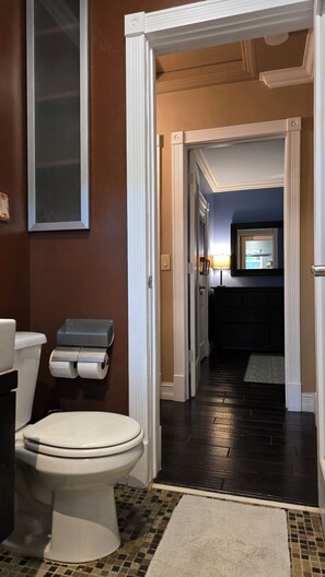 Haartrockner, Handtücher, Seife, Shampoo