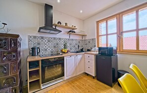 Frigorífico, microondas, horno y placa de cocina